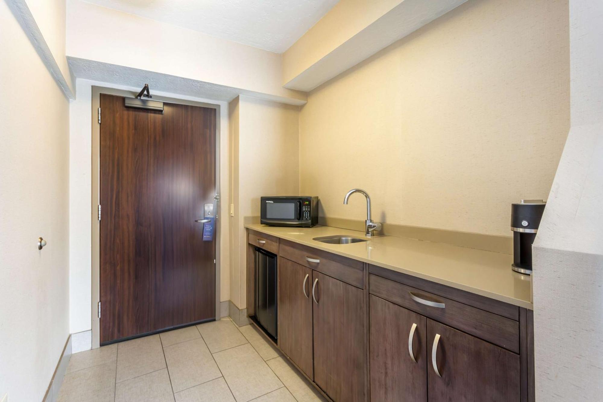 Hotel Western Cotton Tree